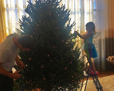 Tom Brady e a filha caçula Vivian montam a árvore na casa da família Bündchen