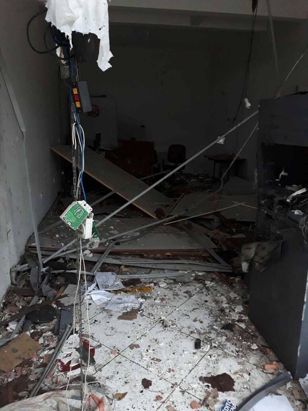 Criminosos estouraram caixa eletrônico de agência bancária em Curral de Dentro, no Norte de Minas (Foto: Polícia Militar/Divulgação)
