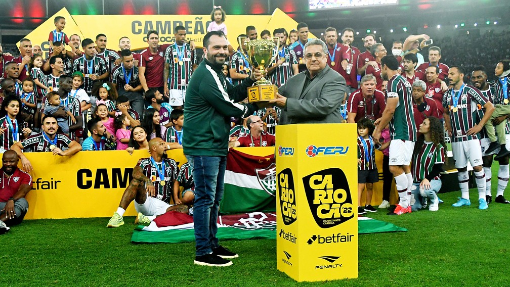 Mário Bittencourt levanta a taça de campeão carioca do Fluminense — Foto: MAILSON SANTANA/FLUMINENSE FC