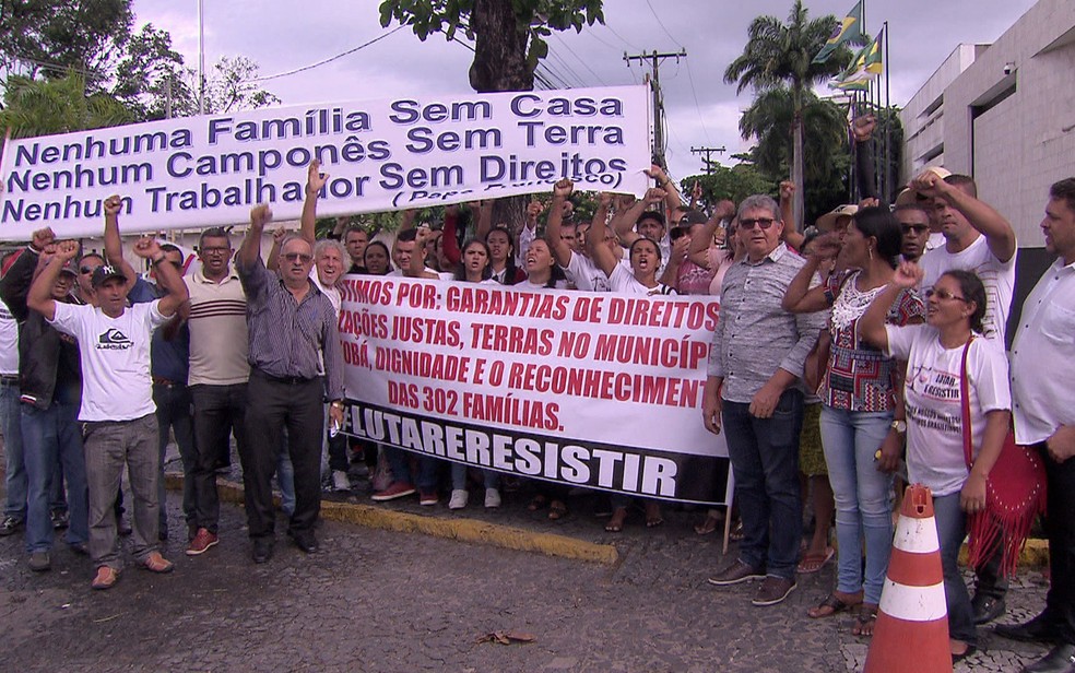 Posseiros de terras demarcadas como indÃ­genas fizeram protesto durante julgamento de reintegraÃ§Ã£o de posse no Recife (Foto: ReproduÃ§Ã£o/TV Globo)