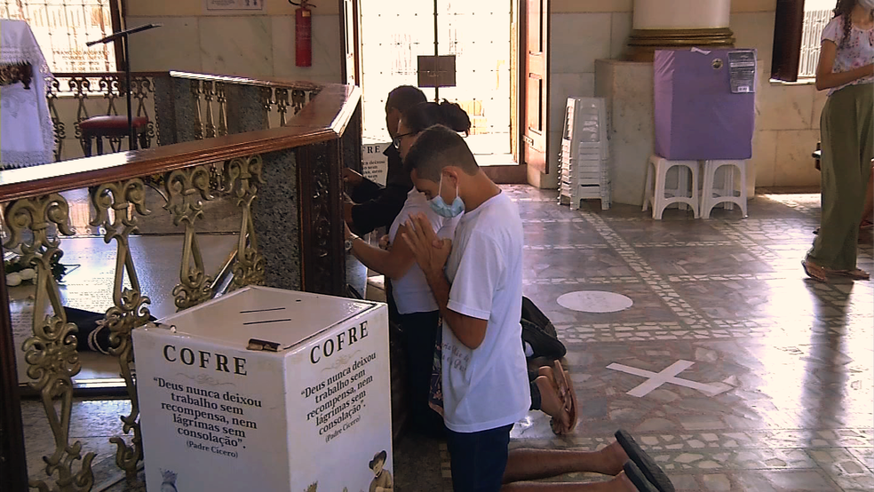 Peregrinos rezam durante celebrações dos 88 anos da morte de Padre Cícero, em Juazeiro do Norte, no Ceará. — Foto: Reprodução/TVM