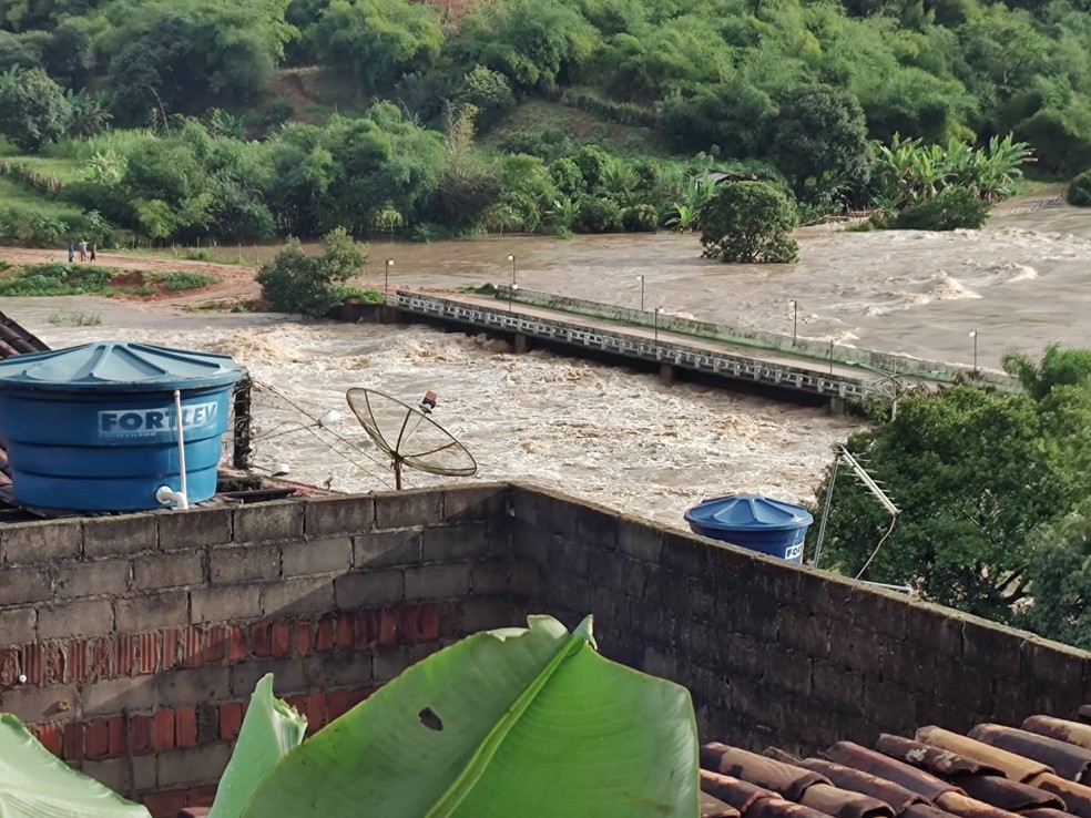 Nível do rio em Branquinho subiu e cidade está em alerta — Foto: Erik Maia/TV Gazeta
