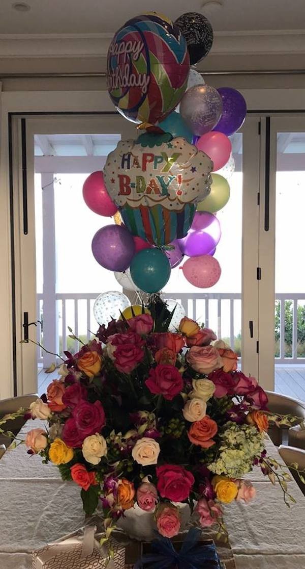 Flores e balões recebidos por Nicole Kidman em seu aniversário (Foto: Facebook)
