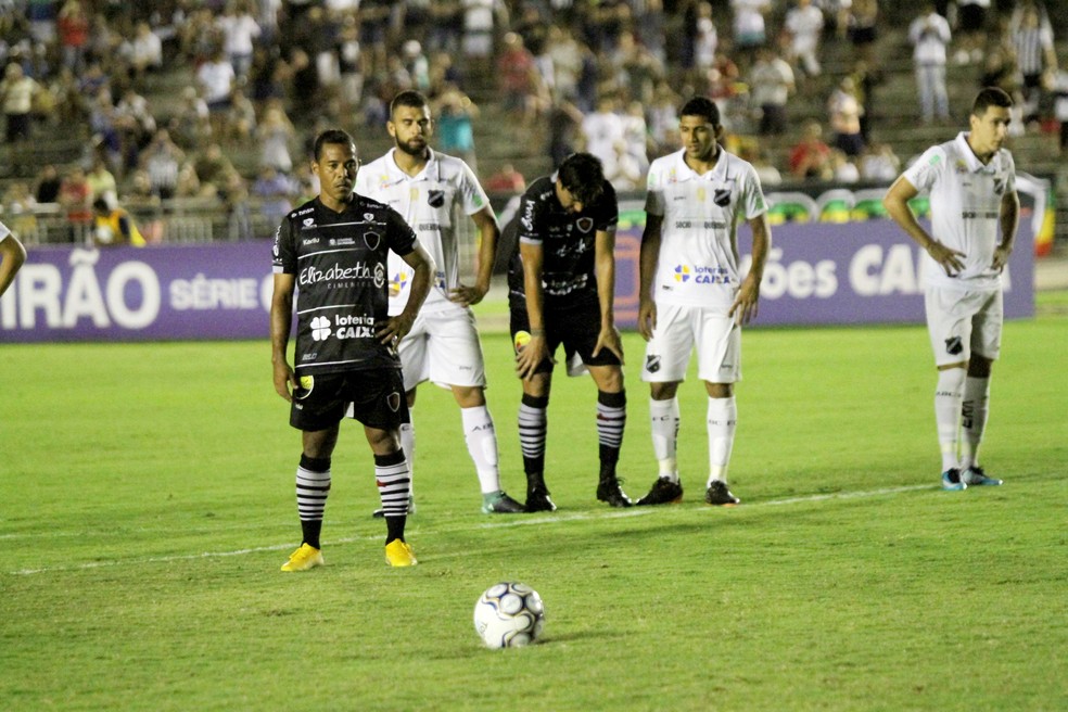 Marcos Aurélio quer que o time esteja concentrado ao máximo na partida de logo mais para fazer o dever de casa (Foto: Pedro Alves / GloboEsporte.com)
