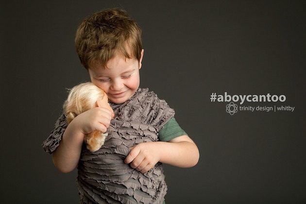 "Ver a afeição desse garotinho por sua boneca foi incrível e ele usa o sling como um profissional. Meninos amam bonecas e mostram que também podem brincar de faz de conta". (Foto: KIRSTEN MCGOEY/TRINITY DESIGN)