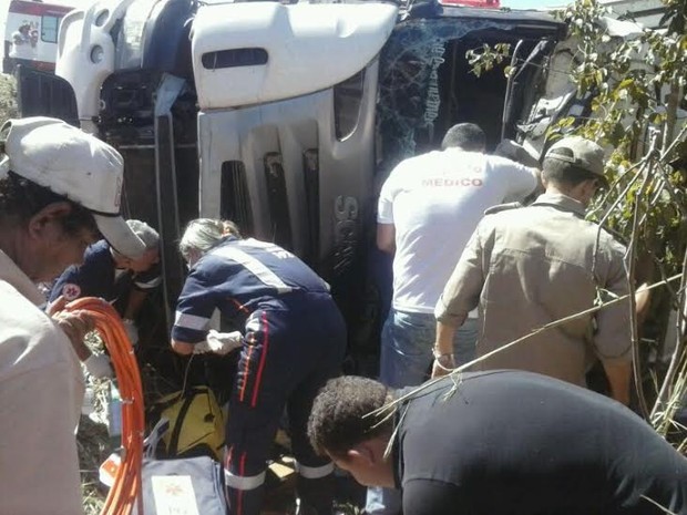 Motorista que ficou preso nas ferragens foi encaminhado para o Hospital Regional de Gurupi (Foto: Divulgação/Corpo de Bombeiros)