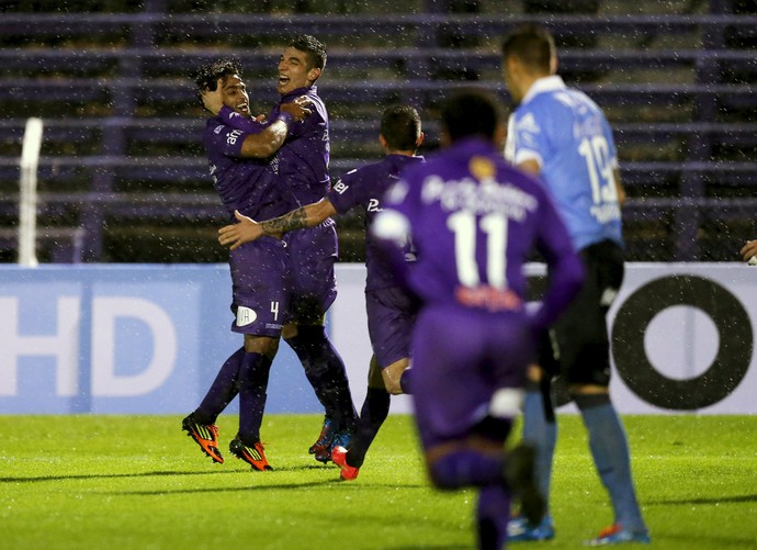 Ariosa e Rabuñal comemoram gol Defensor contra Bolívar (Foto: REUTERS/Andres Stapff)