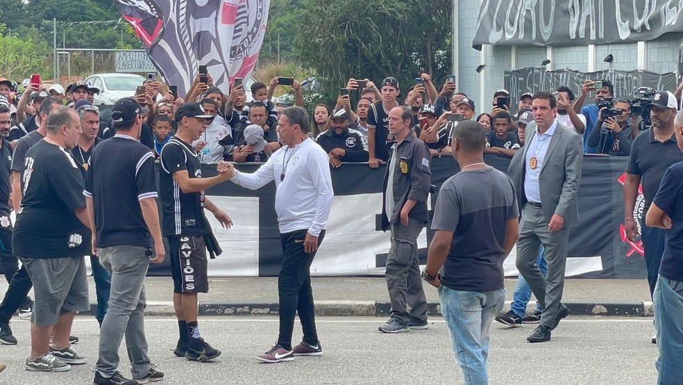 Luxemburgo, técnico do Corinthians, vai até os torcedores no protesto — Foto: Marcelo Braga