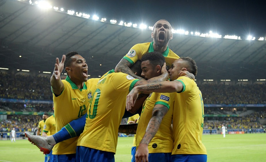 Brasil corrige preferÃªncia pela esquerda na RÃºssia e âdesentortaâ ataque na Copa AmÃ©rica