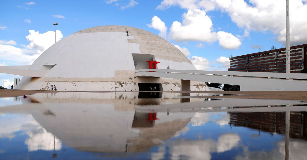 Fachada do Museu da República, no DF, passa por lavagem, impermeabilização e pintura na cúpula e rampas (Foto: Agência Brasília/Pedro Ventura)