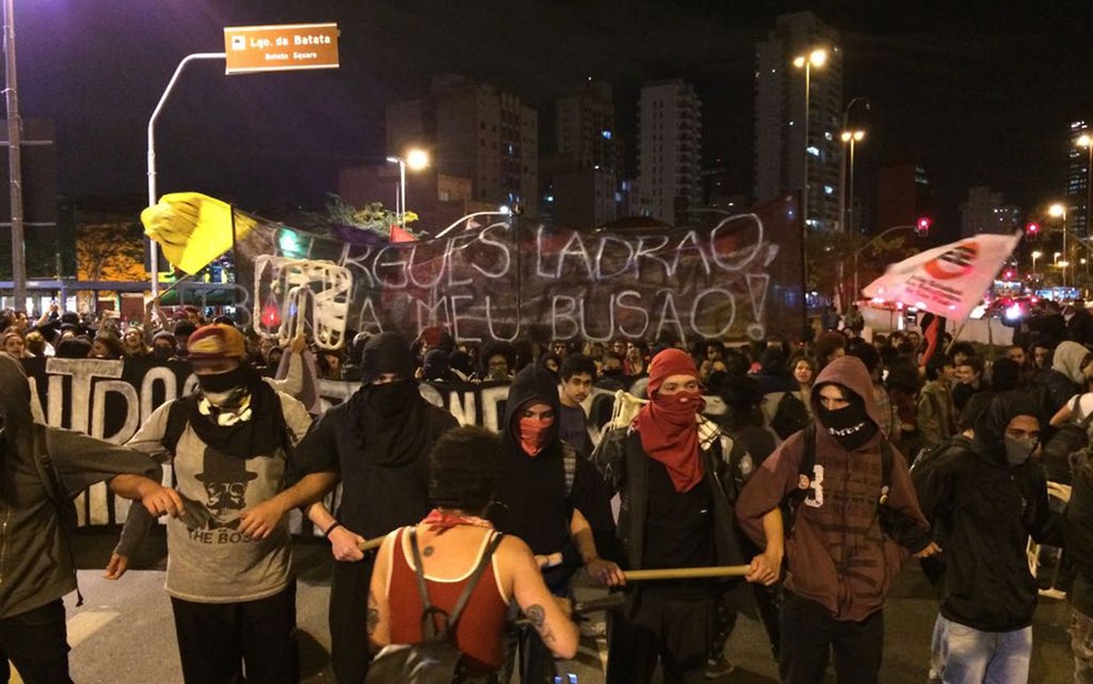 Estudantes fazem protesto no Largo da Batata, em Pinheiros (Foto: Vivian Reis/G1)