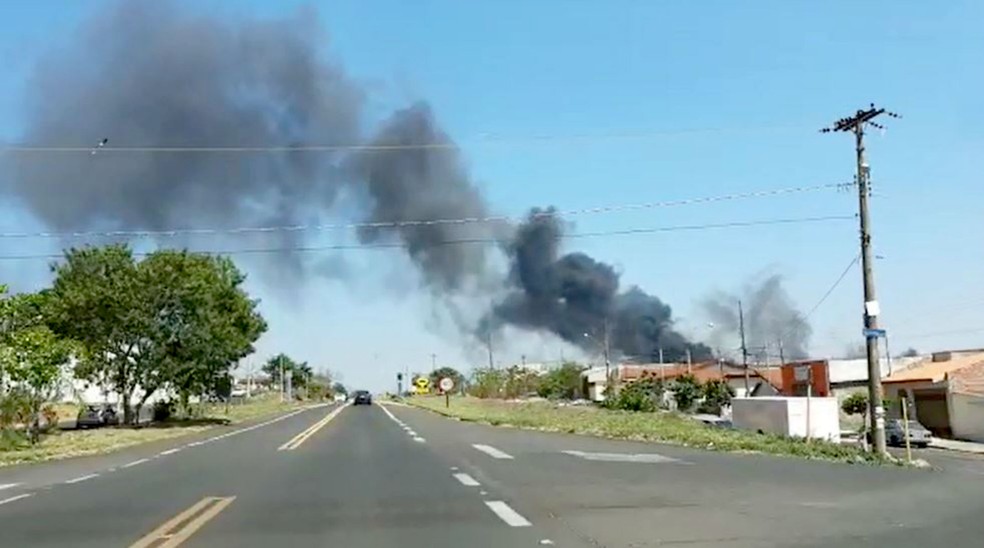 Pela manhã, outro incêndio atingiu parte de um depósito de materiais recicláveis na zona norte de Bauru — Foto: Fernando Savioli/TV TEM