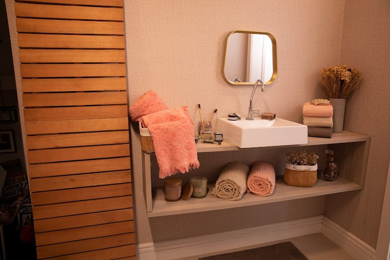 Após cada banho, evite deixar a toalha secando dentro do banheiro. (Foto: Reprodução/Shoptime)