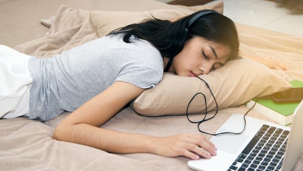 Noite ruim de sono ; hábitos ruins de sono ; dormir mal à noite ; dormir com computador ligado ; cansaço ; estresse ; fadiga ;  (Foto: Thinkstock)