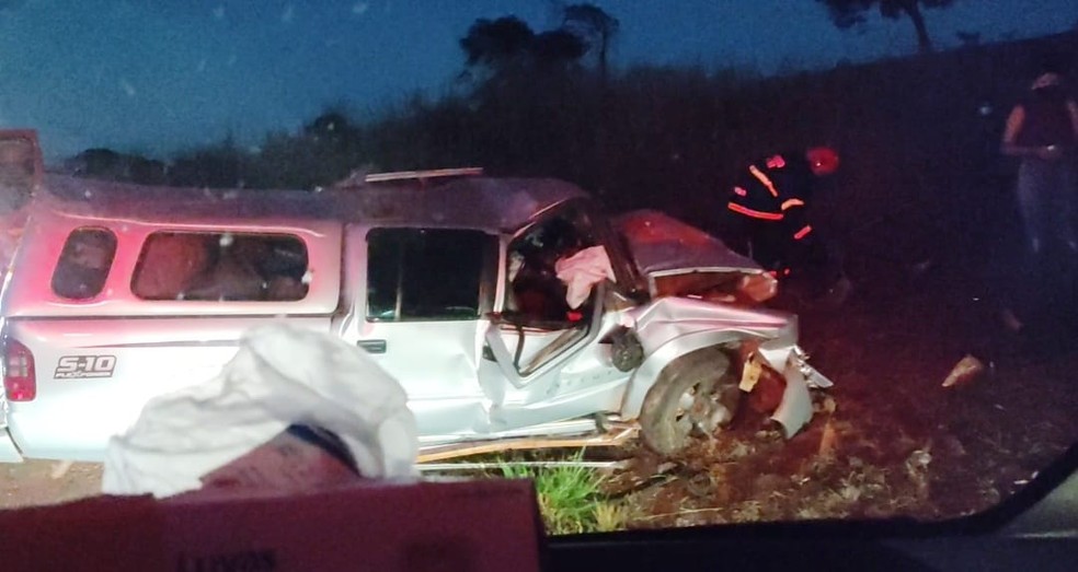 O acidente envolveu uma caminhonete e um Jeep, que bateram de frente na BR-158 — Foto: Corpo de Bombeiros de Mato Grosso