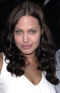 Angelina Jolie em raro momento com cabelos cacheados em 2001