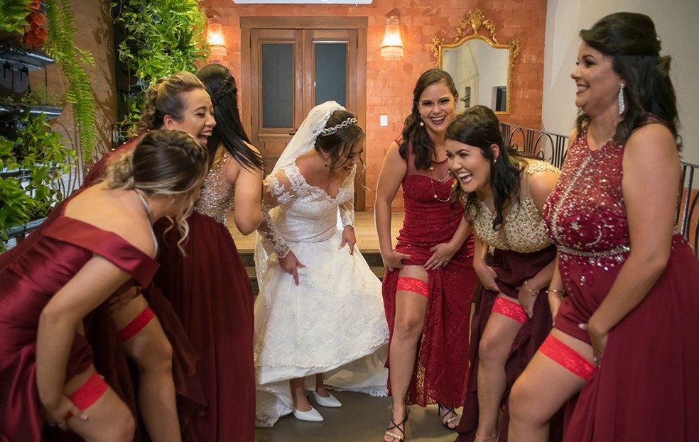 Noiva fez dança surpresa com madrinhas e elas usaram fita vermelha na perna — Foto: Anderson Vila Marques/Arquivo Pessoal