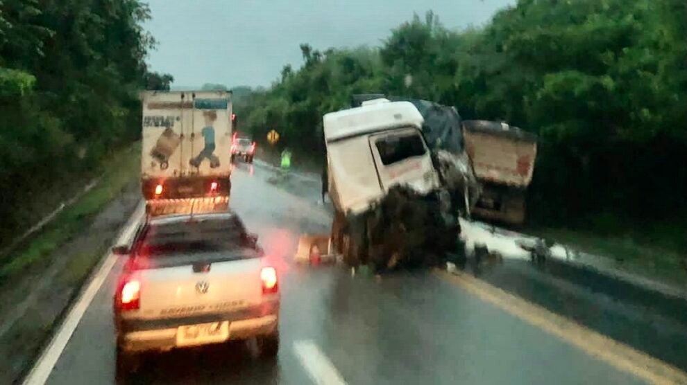Carretas se chocam durante chuva na BR-163 e motorista morre em MT 