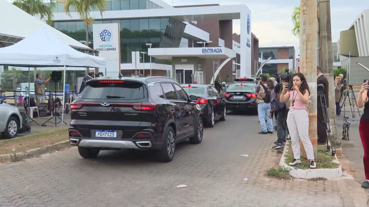 Lula chega a hospital de Brasília para cirurgia no quadril