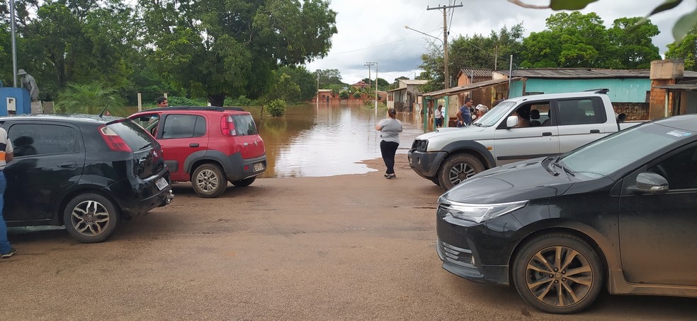 Moradores ficaram ilhados por causa de alagamentos provocados por rio que transbordou depois de chuva forte — Foto: Paratinga News/Reprodução