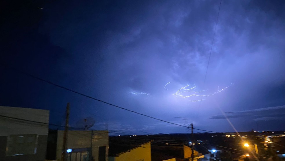 Madrugada desta terça-feira foi de ventania e raios em Iguatu, no Centro Sul do Ceará. — Foto: Marciel Bezerra/Arquivo Pessoal
