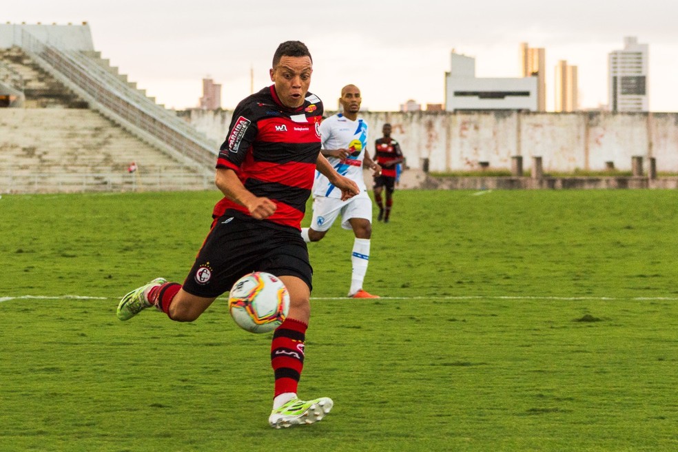 Caio Breno em ação: volante em jogo pelo Campinense — Foto: Daniel Lins / Campinense
