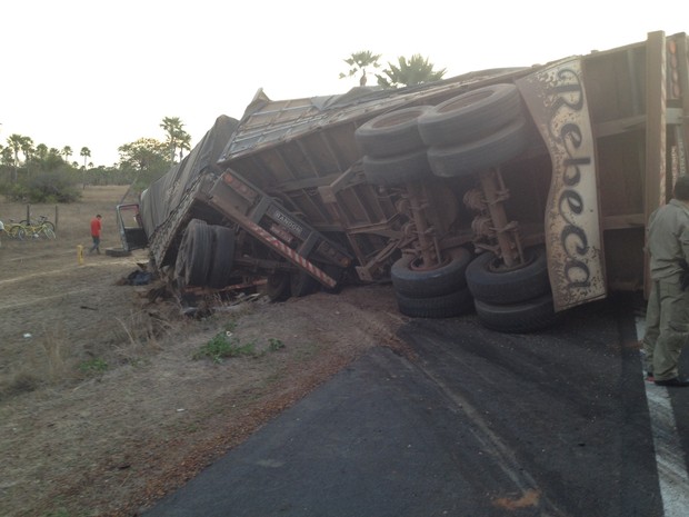 Acidente na BR-343, entre Altos e Campo Maior (Foto: Ellyo Teixeira)