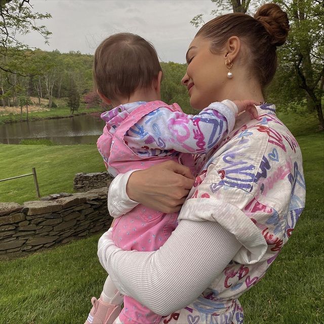 Gigi Hadid e a filha, Khai (Foto: Reprodução/Instagram)
