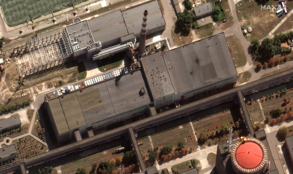Imagens de satélite mostram buracos no telhado da usina nuclear de Zaporizhzhia, Ucrânia, 29 de agosto — Foto: Maxar Technologies via Reuters