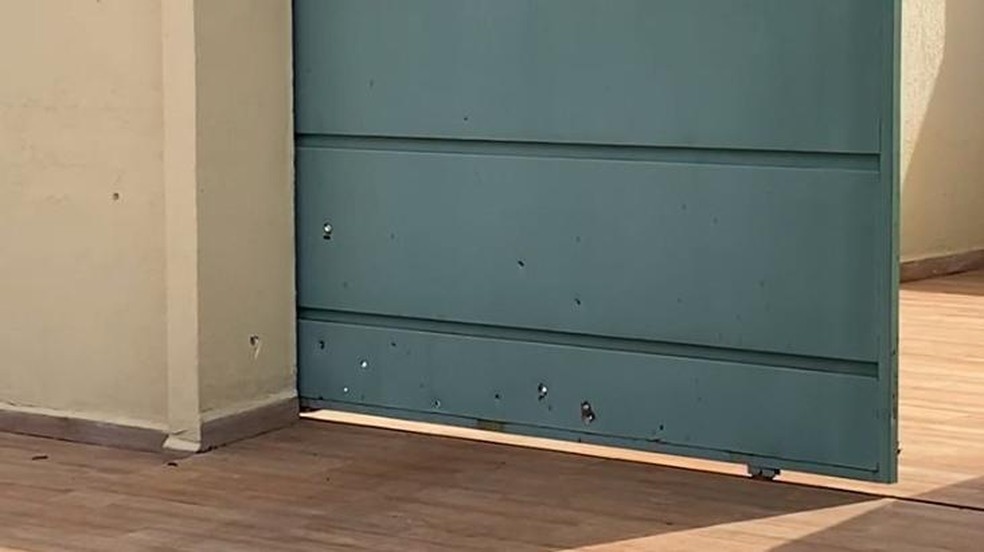 Portão e muros da casa ficaram com marcas dos tiros — Foto: Martim Andrada/TV Morena