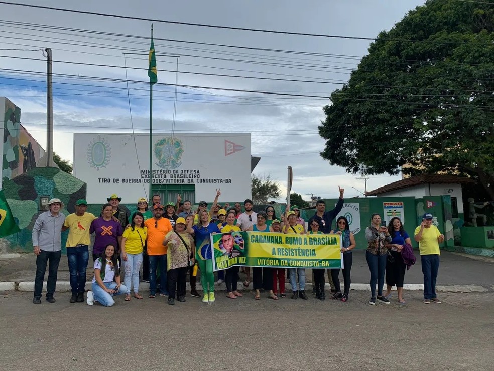 Alessandra postou nas redes sociais foto em frente ao Tiro de Gerra de Vitória da Conquista (BA).  — Foto: Reprodução/Facebook 