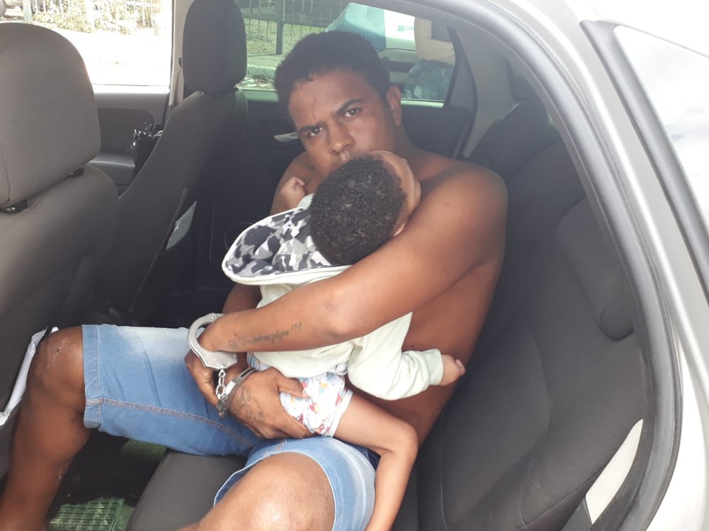 Suspeito fez crianÃ§a de dois anos de refÃ©m em Feira de Santana â€” Foto: Aldo Matos/Acorda Cidade