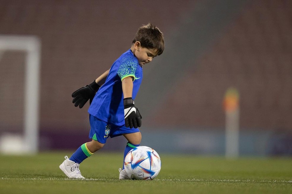 Son of Alisson Becker shows cuteness as play with special gloves that ...