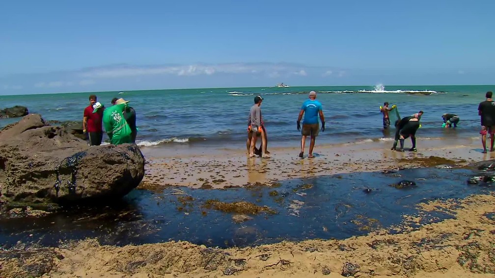 Praia de Itapuama, no Litoral Sul de Pernambuco, foi atingida por manchas de óleo — Foto: Reprodução/TV Globo