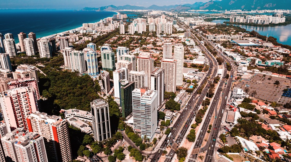 Vista aérea da Barra da Tijuca, no Rio de Janeiro (Foto: cokada/Getty Images)