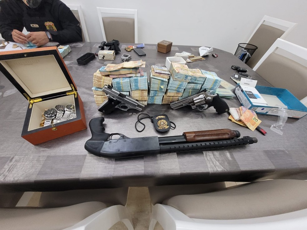 Operação Vikare - dinheiro e armas apreendidas em ação que ocorre emq 9 estados — Foto: Polícia Federal/Divulgação