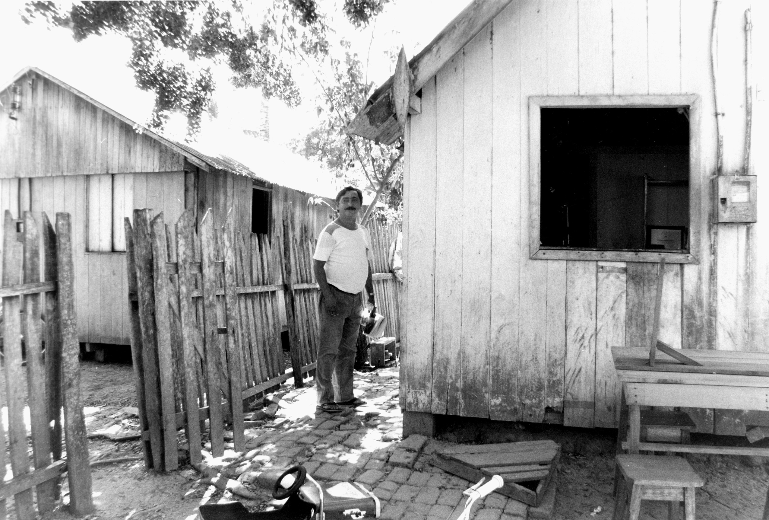 Chico Mendes no quintal de sua casa em Xapuri, Acre, Brasil, em julho de 1988. Foi assassinado por pistoleiros no dia 22 de dezembro do mesmo ano ao sair pela porta dos fundos para tomar banho. (Foto: Miranda Smith/Wikimedia Commons)