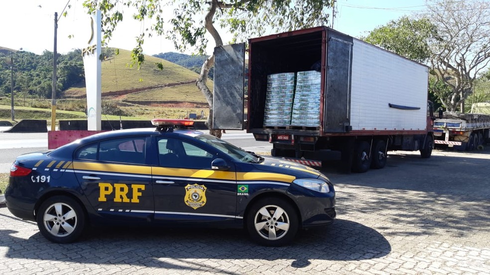 Polícia apreende 19 mil latas de cerveja sem nota fiscal na Dutra em Aparecida — Foto: Polícia Rodoviária Federal/Divulgação