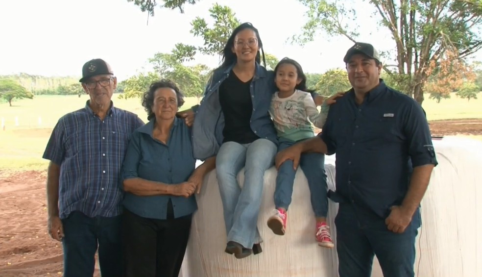 Família Penteado passa a tradição na vida do campo por três gerações, em Paranavaí — Foto: RPC/Reprodução