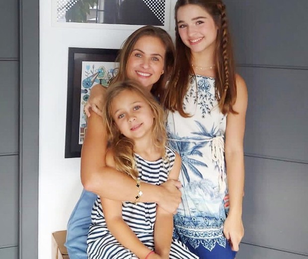 Luiza Valdetaro entre as filhas, Sophia e Maria Luiza (Foto: Reprodução/Instagram)