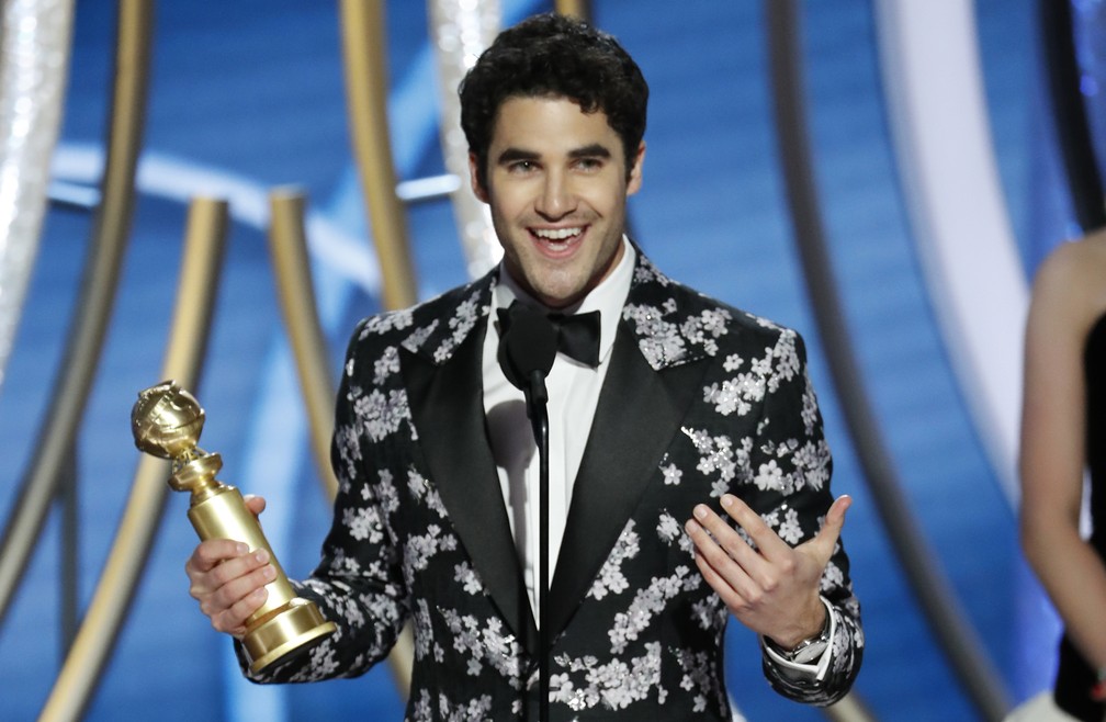 Darren Criss leva o Globo de Ouro de melhor ator em série limitada ou filme para TV por 'The Assassination of Gianni Versace: American Crime Story' — Foto: Paul Drinkwater/NBC via AP