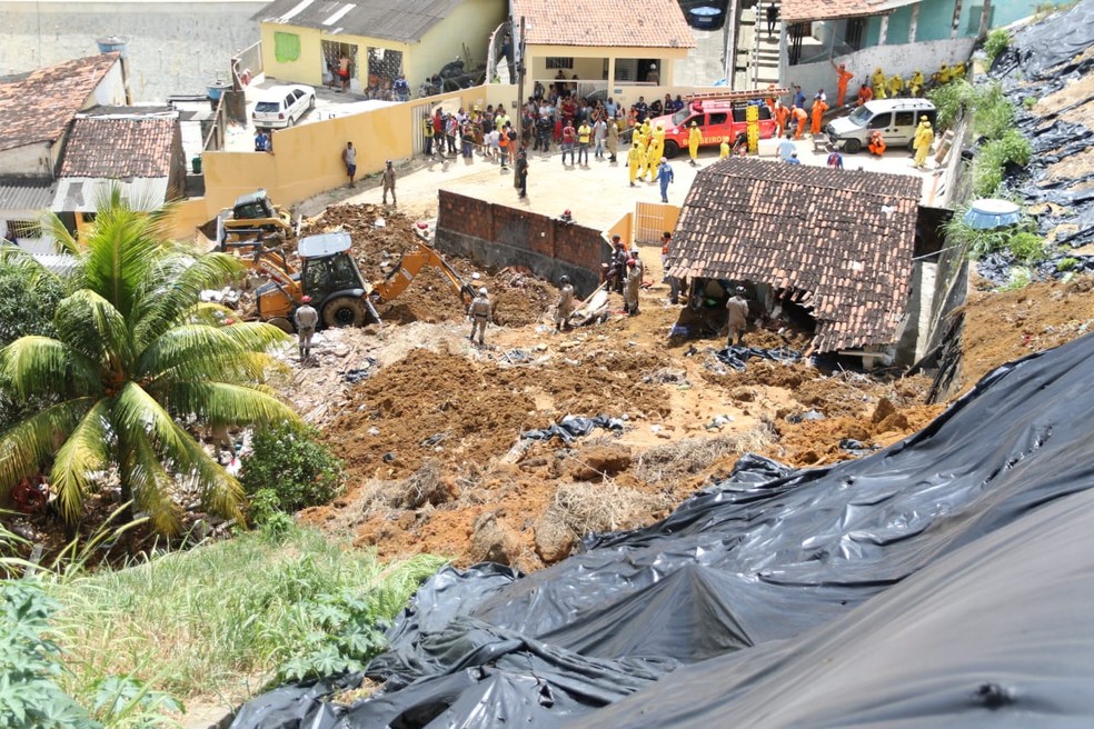 Desabamento aconteceu na Zona Norte do Recife, na terça-feira (24) — Foto: Marlon Costa/Pernambuco Press