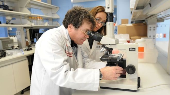 BBC - Os pesquisares María Elena Bottazzi (à direita) e Peter Hotez dirigem um laboratório nos EUA que criou uma vacina para a Sars, doença causada por outro coronavírus (Foto: ANNA GROVE PHOTOGRAPHY)