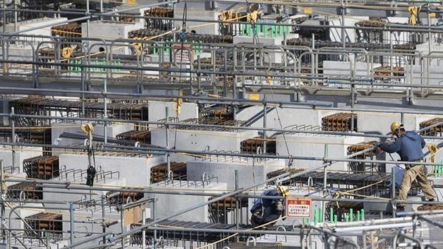 Enquanto Tóquio se aproxima dos Jogos Olímpicos de 2020, escassez de mão de obra na construção de estruturas exige ajuda de trabalhadores estrangeiros (Foto: Getty Images/BBC)