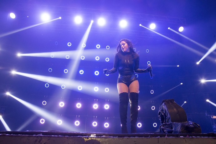 Anitta abusou do visual dark na estreia da turnê, no Rio de Janeiro (Foto: Divulgação)