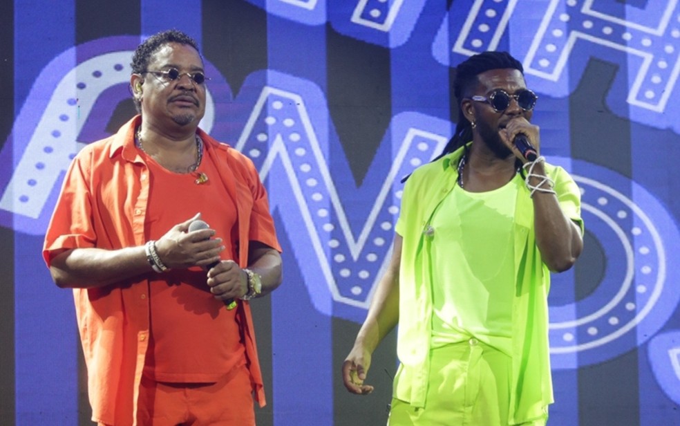 Compadre Washington e Beto Jamaica, vocalistas do grupo É o Tchan, durante show em Salvador — Foto: Divulgação/Sercio Freitas