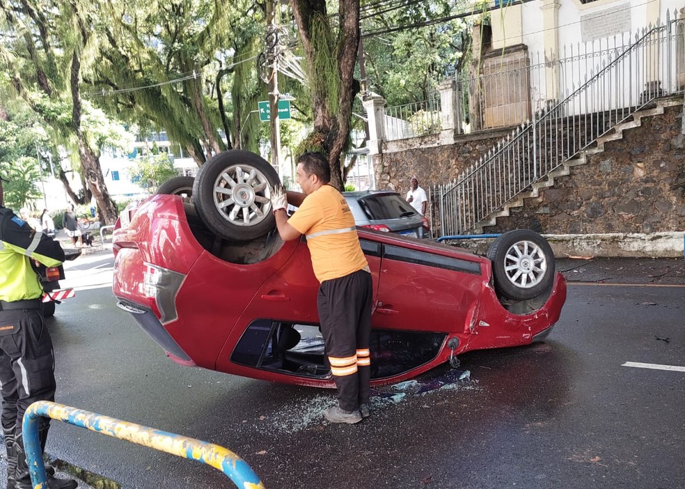 Carro fica de 'cabea para baixo' aps motorista do veculo perder controle da direo no Largo da Graa, bairro nobre de Salvador — Foto: Arquivo Pessoal