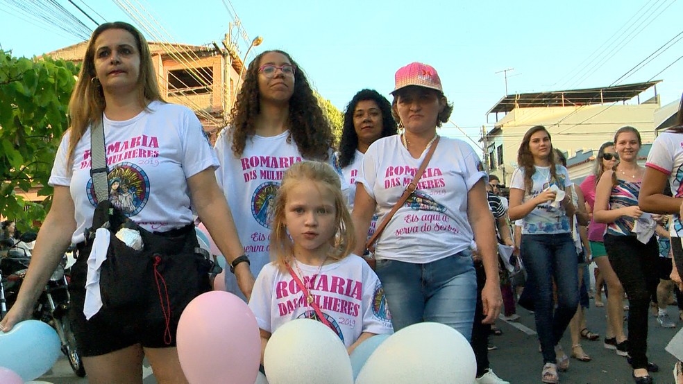 Lavradora participa de romaria para agradecer pela cura da doença de filha, no ES  — Foto: Oliveira Alves/ TV Gazeta 