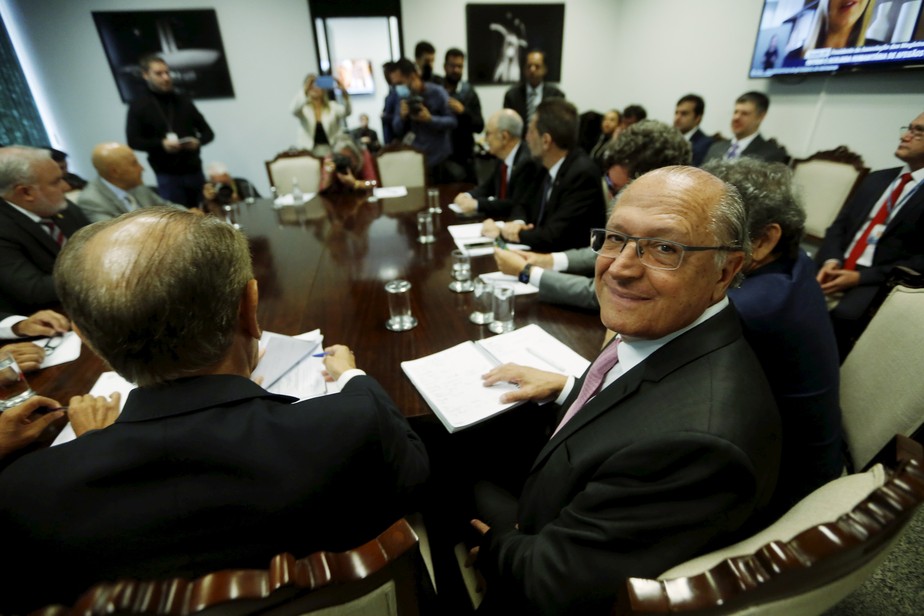 O vice-presidente eleito Geraldo Alckmin na primeira reunião da equipe de transição com parlamentares