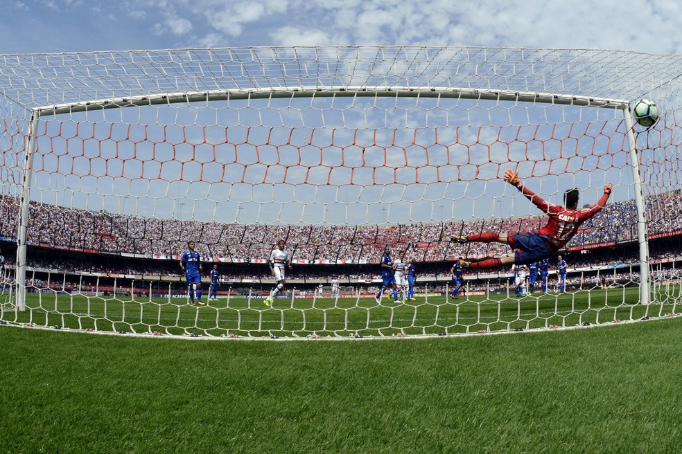 Hernanes faz lindo gol de falta na partida contra o Cruzeiro (Foto: Alan Morici / Estadão Conteúdo)